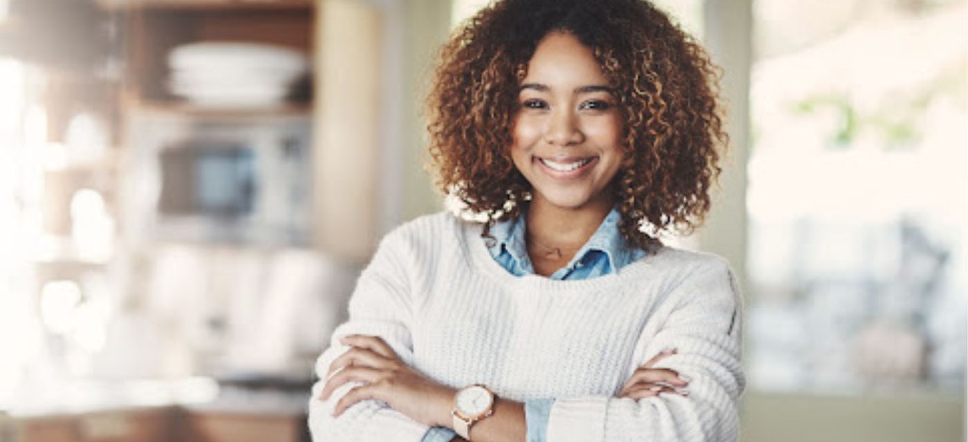 Jeune femme souriante