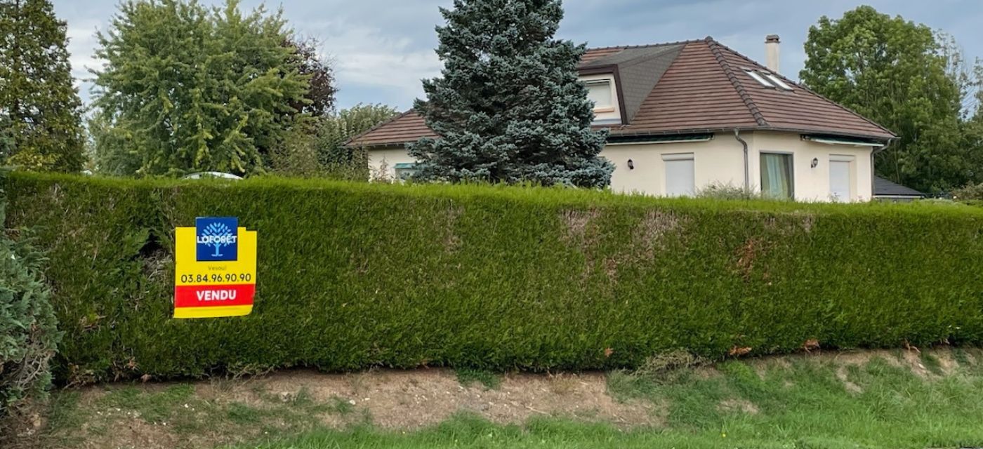 Maison avec panneau vendu