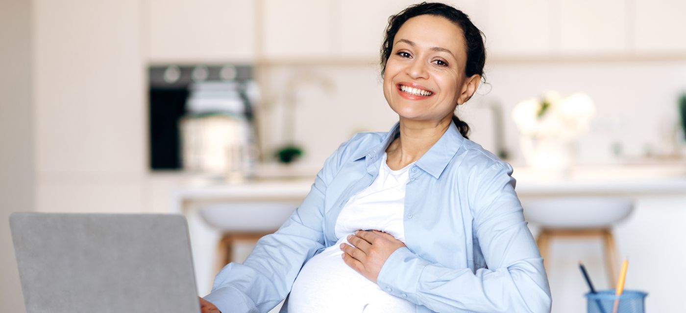 femme enceinte en télétravail devant son ordinateur