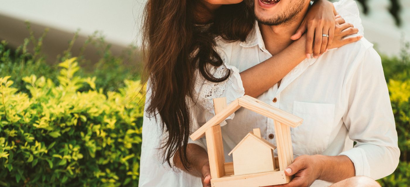 couple avec une maison dans les mains