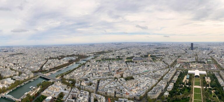 vue aérienne ville avec ciel gris