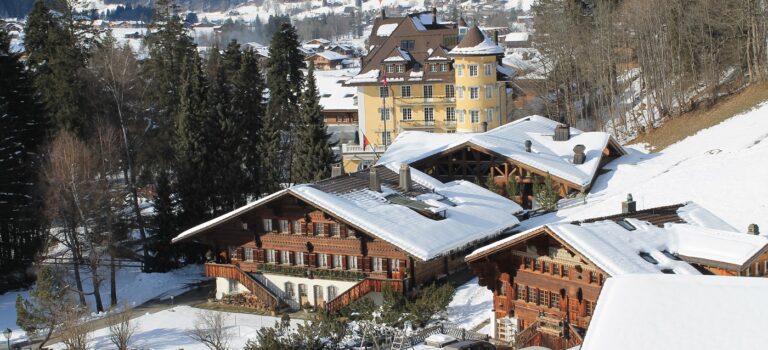 Vue sur des chalets et l'hôtel 5 étoiles Le Palace à Gstaad