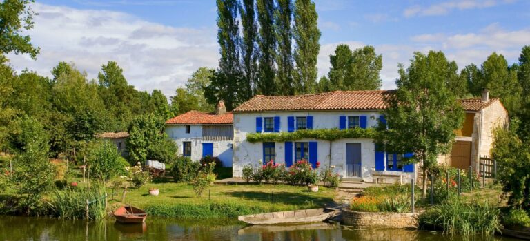 maison au bord de l'eau dans le marais poitevin