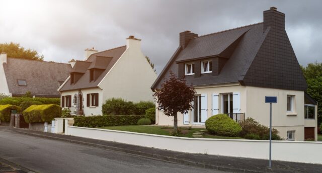 vue de 3 maisons individuelles contemporaines