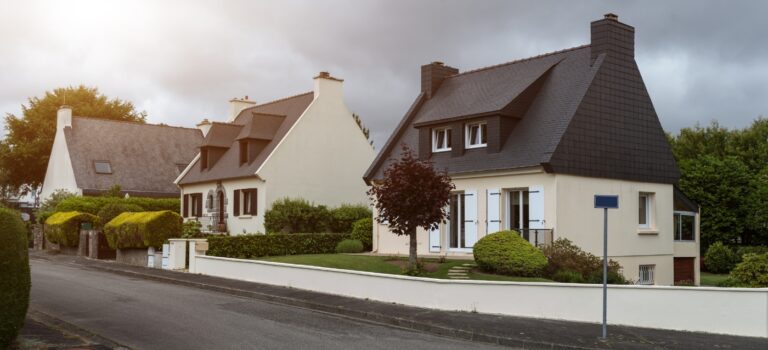 vue de 3 maisons individuelles contemporaines