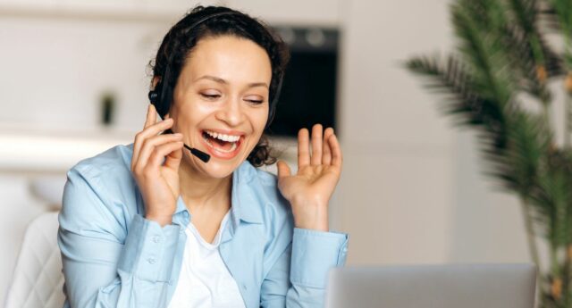 jeune femme au téléphone