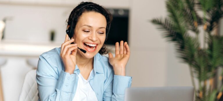 jeune femme au téléphone