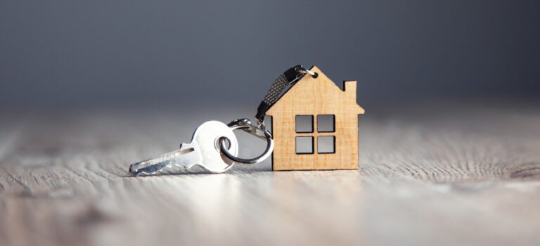 Porte clé avec une maison en bois