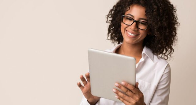 Jeune femme sur une tablette