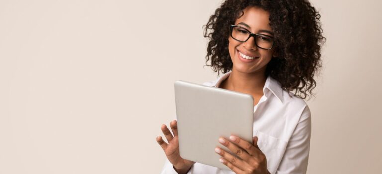 Jeune femme sur une tablette