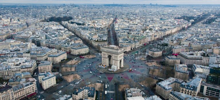 Vue aérienne de l'Arc de Triomphe et des toits d'immeubles à Paris, rive droite.