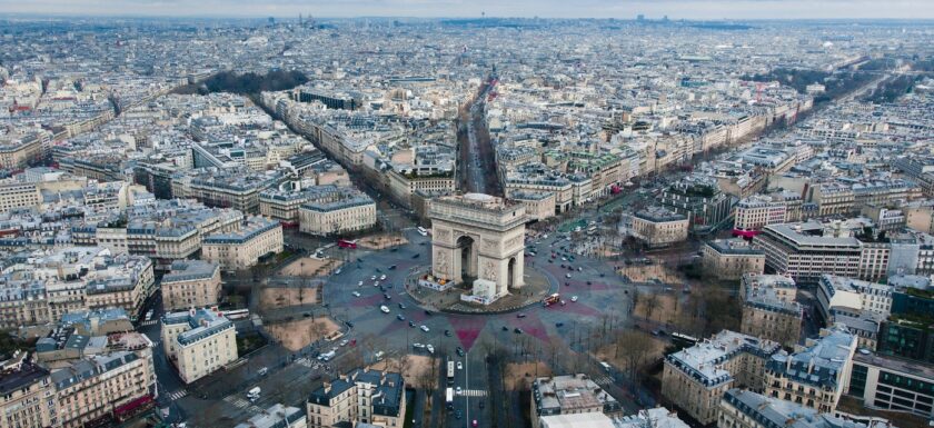 Vue aérienne de l'Arc de Triomphe et des toits d'immeubles à Paris, rive droite.