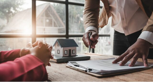 Un agent immobilier donnant des explications à son client