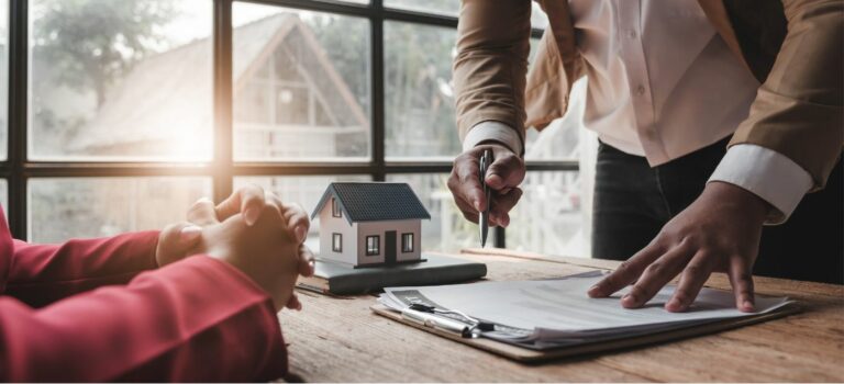 Un agent immobilier donnant des explications à son client