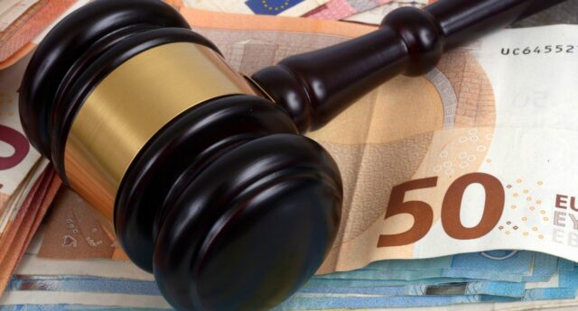 Des euros et un marteau de justice