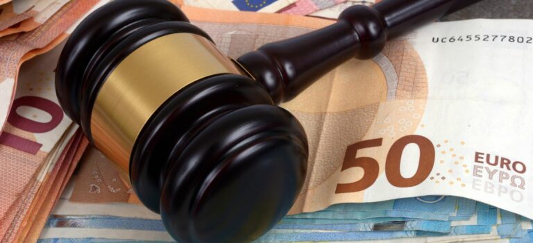 Des euros et un marteau de justice