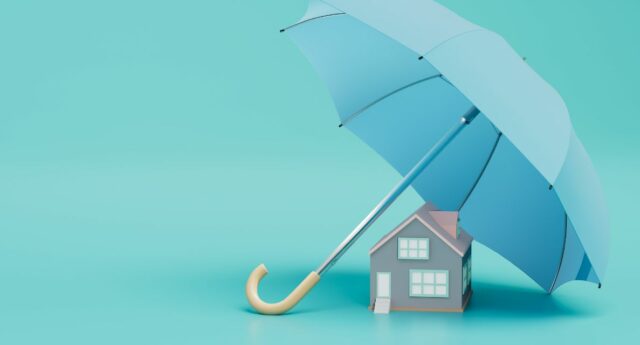 Assurance d'un crédit immobilier. Un parapluie sous lequel se trouve la maison sur un fond turquoise.