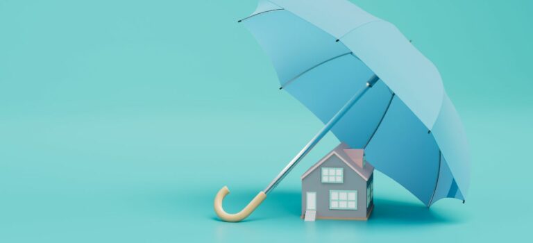 Assurance d'un crédit immobilier. Un parapluie sous lequel se trouve la maison sur un fond turquoise.
