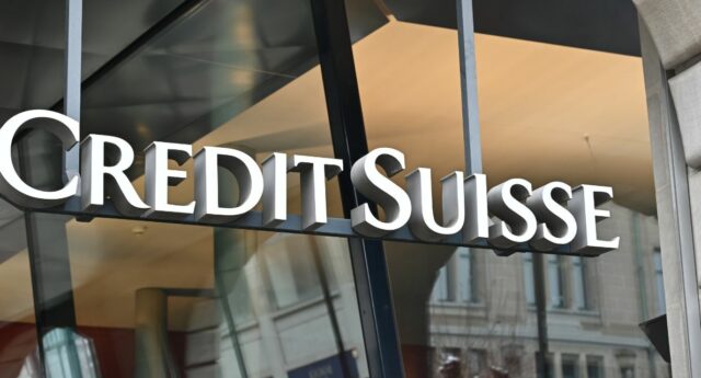 Enseigne Crédit Suisse sur une vitrine de la banque