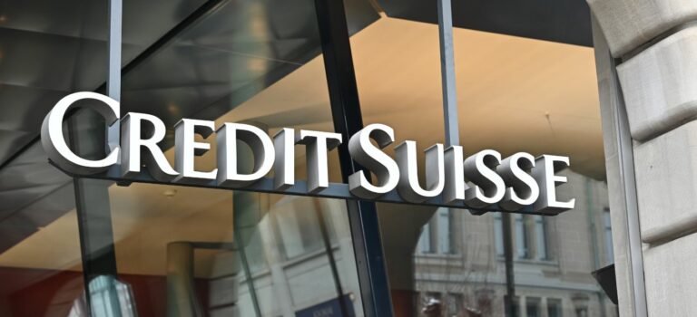 Enseigne Crédit Suisse sur une vitrine de la banque
