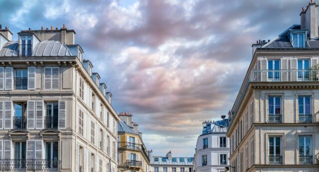 Baisse des ventes immobilières. Immeubles parisiens, situés boulevard Beaumarchais à Paris avec un ciel orageux.