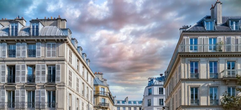 Baisse des ventes immobilières. Immeubles parisiens, situés boulevard Beaumarchais à Paris avec un ciel orageux.