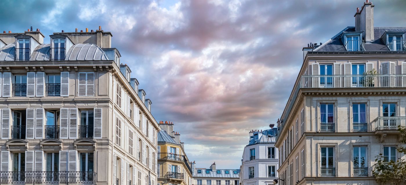 Baisse des ventes immobilières. Immeubles parisiens, situés boulevard Beaumarchais à Paris avec un ciel orageux.
