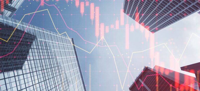 Concept d'investissement, de commerce et de crise du marché immobilier avec chandelier de graphique financier rouge numérique et graphiques sur fond de vue de dessous de gratte-ciel moderne, double exposition.