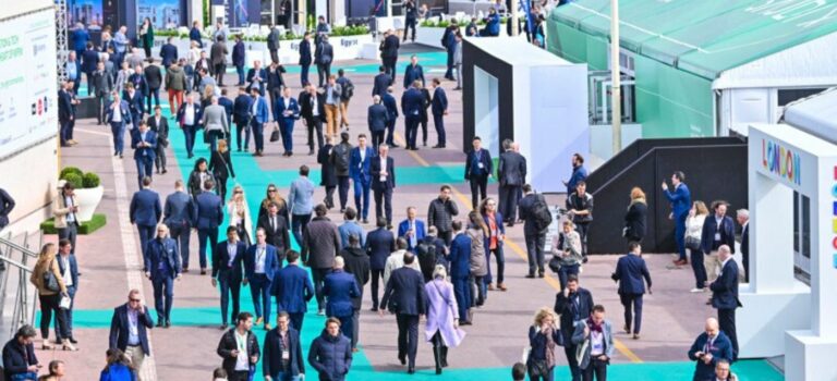 des visiteurs dans les allées du salon immobilier du MIPIM à Cannes