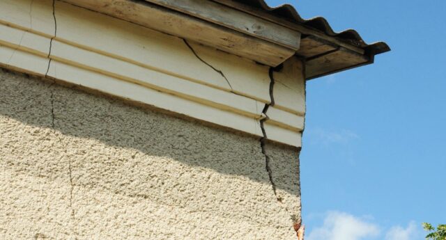 Façade d'une maison avec un mur fissuré