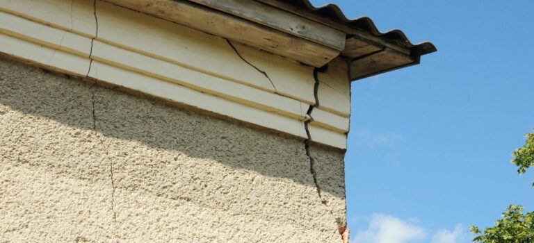 Façade d'une maison avec un mur fissuré