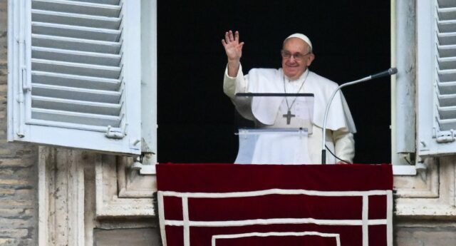 Le pape François salue de la fenêtre du palais apostolique du Vatican