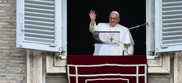 Le pape François salue de la fenêtre du palais apostolique du Vatican