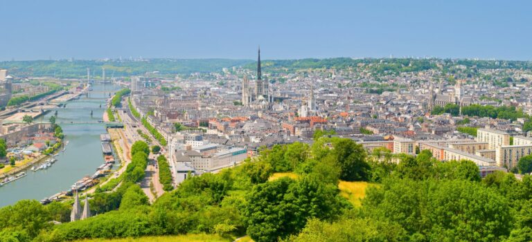 Vue panoramique de la ville de Rouen avec la Seine