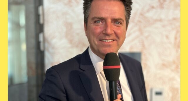 Portrait d'Alexis Caquet, president du réseau immobilier Engel Volkers au micro de Mon Podcast Immo.