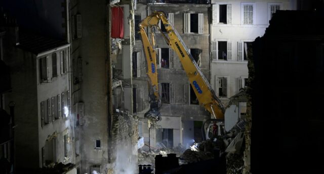 Une grue devant l'immeuble effondré rue de Tivoli à Marseille