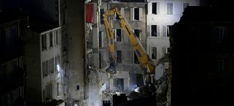 Une grue devant l'immeuble effondré rue de Tivoli à Marseille