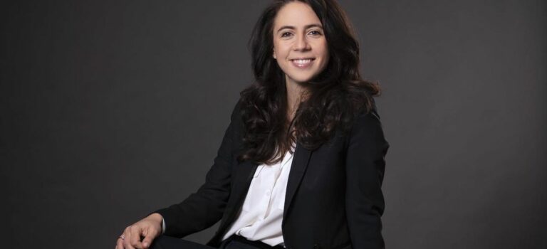 Portrait de l'agent immobilier Emmanuelle Sadone, dirigeante de l'Agence Sadone à Neuilly