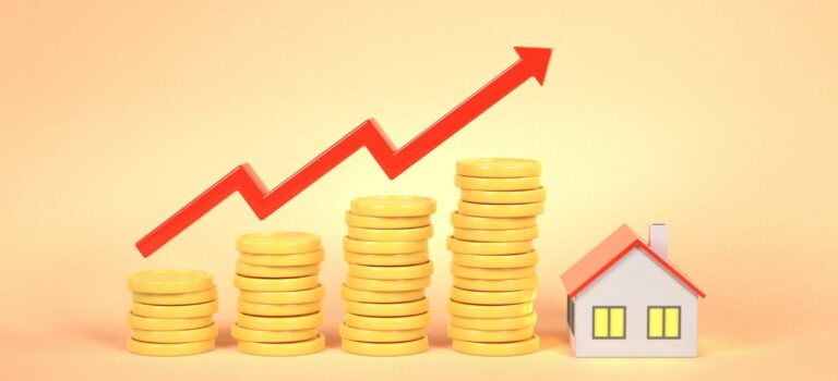Fleche rouge vers le haut, pieces jaunes et maison - le concept d'augmentation du cout des credit immobiliers.