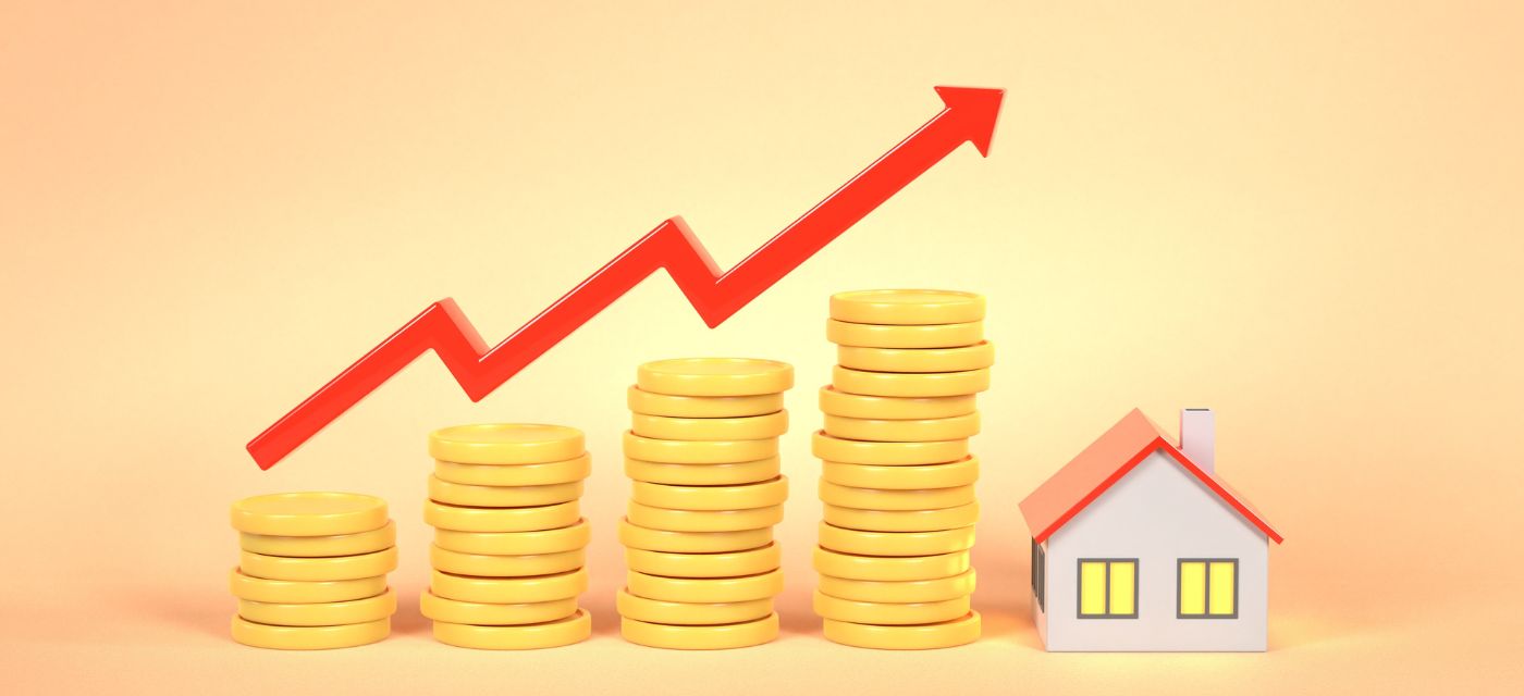 Fleche rouge vers le haut, pieces jaunes et maison - le concept d'augmentation du cout des credit immobiliers.