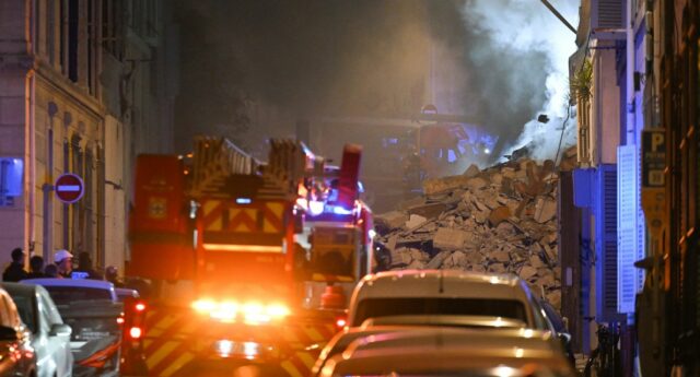 Camion de pompiers et premiers secours arrivant devant l'immeuble effondré rue de Tvoli à Marseille.