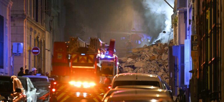 Camion de pompiers et premiers secours arrivant devant l'immeuble effondré rue de Tvoli à Marseille.