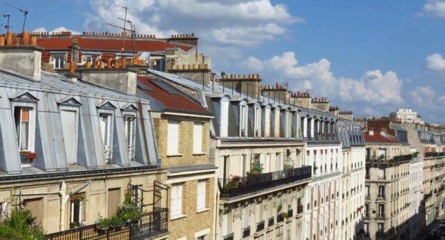 Immeubles en Ile-de-France et nuages dans le ciel pour illustrer la baisse des prix de l'immobilier