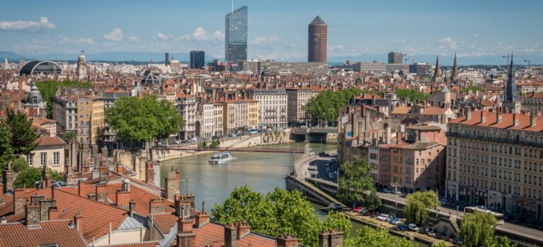 Vue panoramique de Lyon et des quais de Saone en région Auvergne Rhone Alpes