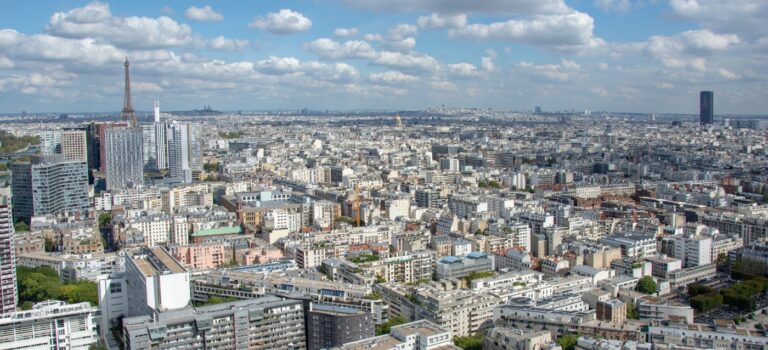 Vue de l'immobilier a Paris sous un ciel nuageux