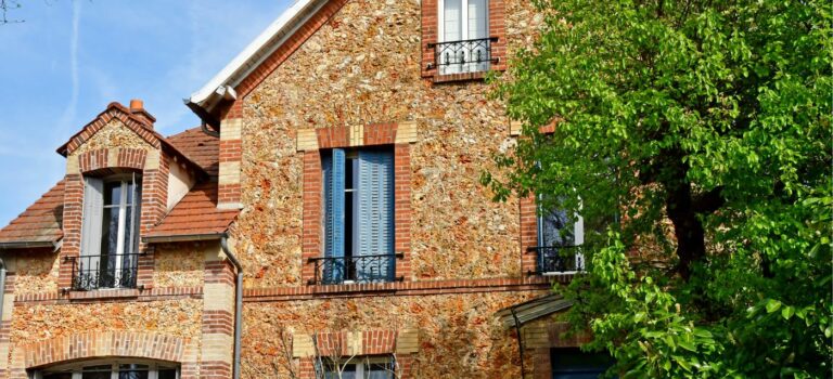 Maison dans les Yvelines illustrant la bonne tenu de l'immobilier en 2ème couronne parisienne.