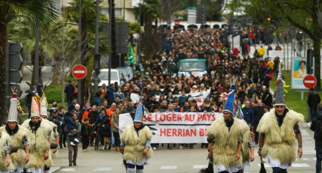 Manifestion au pays basque organisée par l'association Se Loger au pays pour des prix immobiliers accessibles