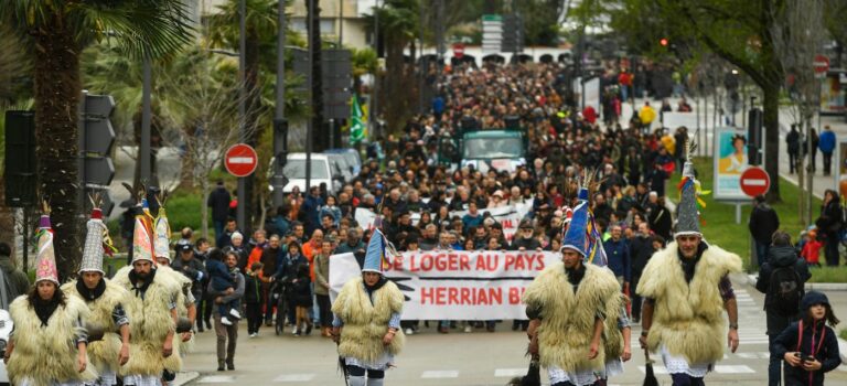 Manifestion au pays basque organisée par l'association Se Loger au pays pour des prix immobiliers accessibles