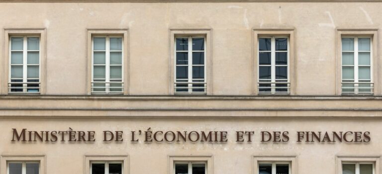 Batiment de Bercy avec inscription Ministere de l'économie et des finances