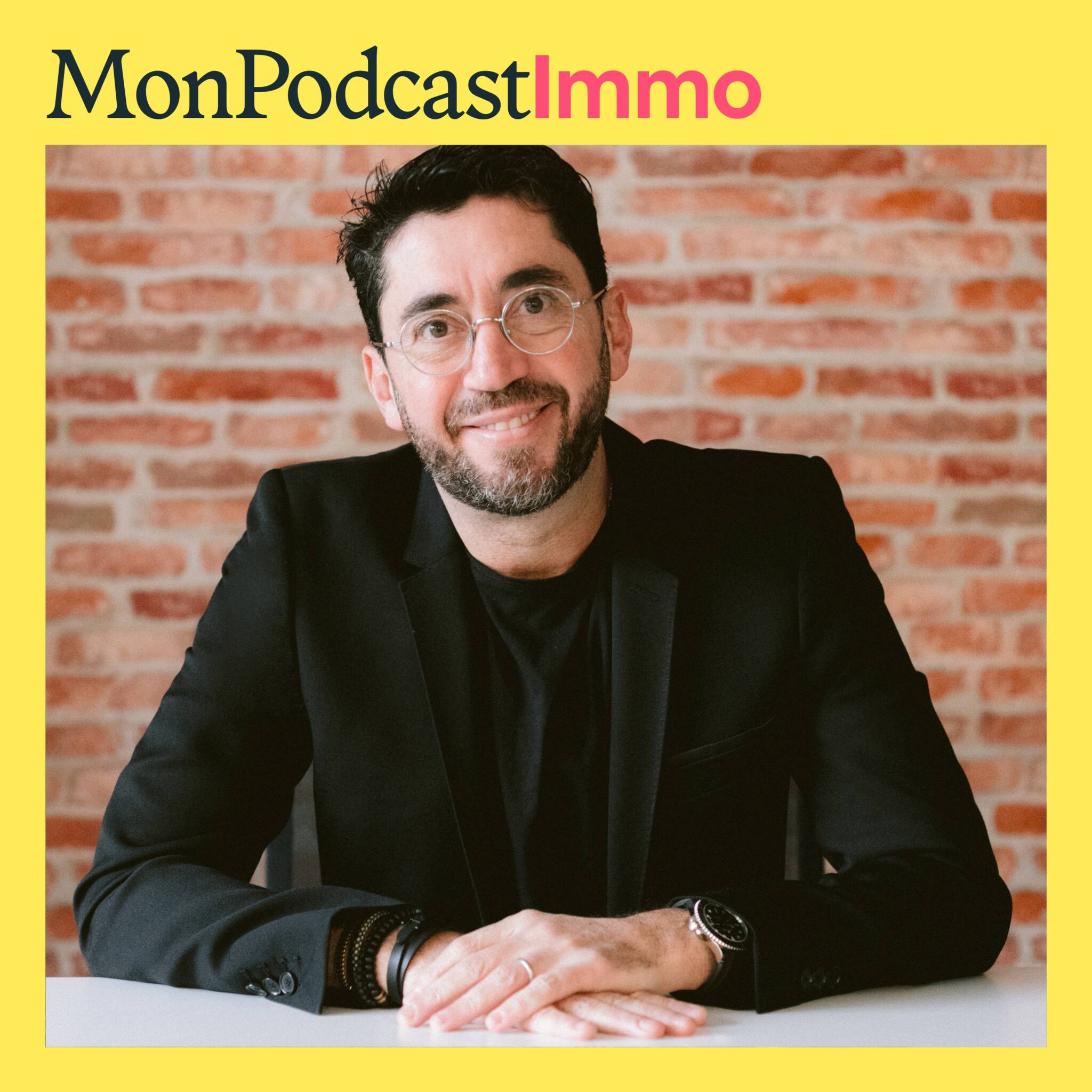 Portrait de Michael Benchabat, president de MeilleursBiens sur lapochette de Mon Podcast Immo